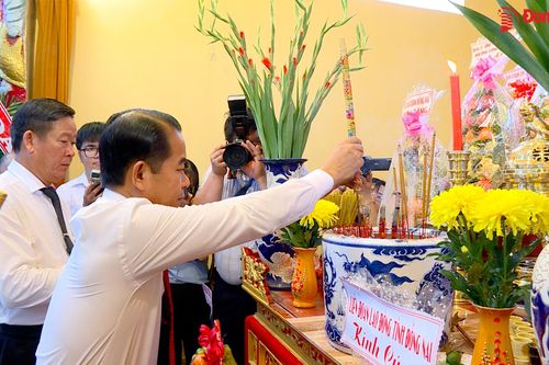 Dâng hương, tri ân công đức các Vua Hùng