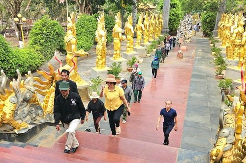 Người dân Gia Lai dâng hương tưởng nhớ Quốc Tổ Hùng Vương
