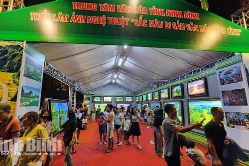 Triển lãm ảnh 'Sắc màu di sản, văn hóa Ninh Bình' tại Lễ hội Hoa Lư