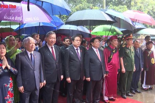 Thủ tướng Chính phủ Phạm Minh Chính dâng hương tưởng niệm các Vua Hùng