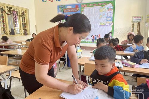 'Gieo' chữ ở bản Mông