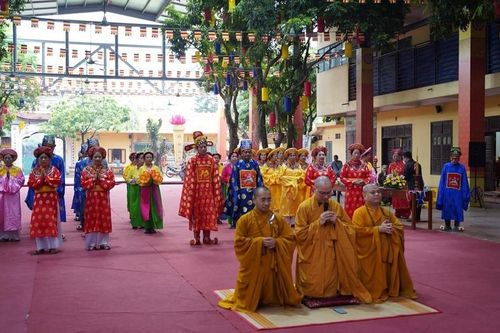 Phật tử, người dân Hà Nội tham dự Lễ giỗ Quốc Tổ Hùng Vương tại chùa Bằng
