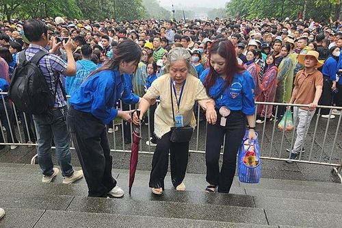 Phú Thọ: 'Biển người' hành hương về Đền Hùng ngày chính hội