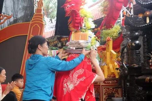 Thái Bình: Đông đảo du khách trẩy hội tại Di tích quốc gia đền Tiên La