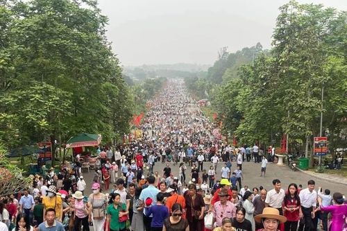 Về miền đất Tổ tháng Ba