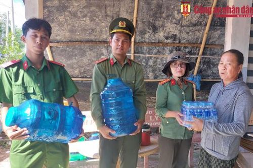 Gác ngày nghỉ lễ đi cấp nước sạch cho người dân