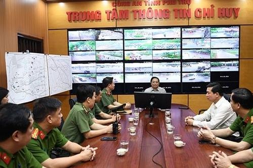 Thủ tướng thăm Trung tâm thông tin chỉ huy Công an tỉnh Phú Thọ tại Đền Hùng