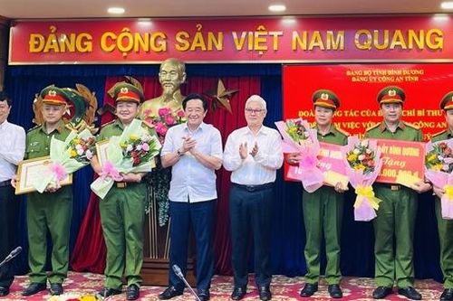Khen thưởng các đơn vị khám phá chuyên án lớn ở Bình Dương