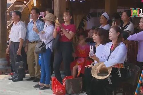 Người dân nô nức đổ về Đền Hùng ngày Giỗ Tổ
