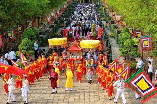 Về Đền Hùng, trở về với nguồn cội dân tộc