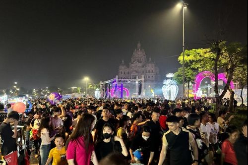 Hàng vạn người dân và du khách 'mãn nhãn' với màn pháo hoa mừng Lễ hội Đền Hùng