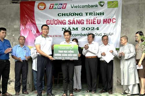 Hội Khuyến học tỉnh Đồng Tháp trao học bổng Gương sáng hiếu học tặng sinh viên Phạm Thế Vinh
