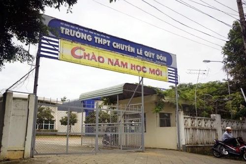Giáo viên bị 'tố' quấy rối tình dục nữ sinh lớp 11 bị tạm dừng công việc