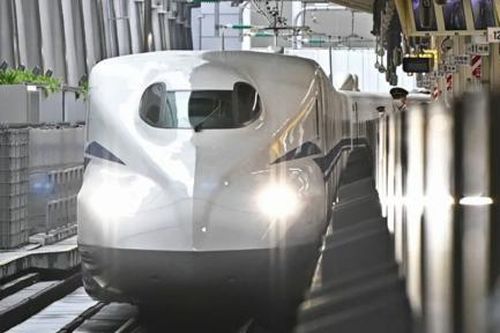 Tàu cao tốc luôn chạy đúng giờ của Nhật phải ngừng chạy vì một con rắn