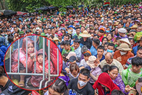 Trẻ em mệt bơ phờ, theo chân bố mẹ vượt biển người đi lễ hội Đền Hùng