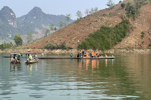 Lốc xoáy làm lật thuyền, 2 người mất tích