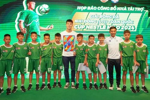 Duy Mạnh truyền cảm hứng đến các cầu thủ nhí tham dự Giải Bóng đá Nhi đồng (U11) toàn quốc 2024