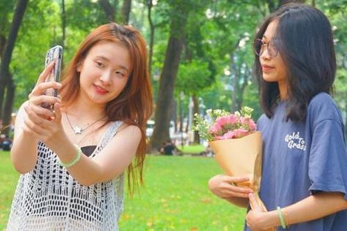 Nghỉ lễ, người dân TPHCM trải bạt kín công viên từ 6h sáng để uống cà phê