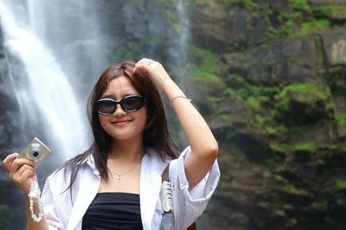 Người dân lên rừng tắm thác trong dịp Giỗ Tổ Hùng Vương