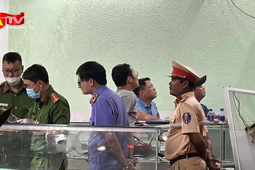 Truy tìm đối tượng xịt hơi cay vào mặt chủ tiệm vàng để cướp tài sản