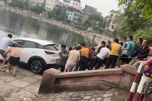 Clip hàng chục người kéo ô tô từ hồ Định Công lên bờ được khen ngợi