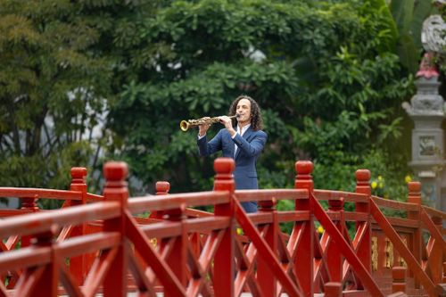 Tiết lộ đặc biệt về MV 'Going home' được huyền thoại saxophone Kenny G quay tại Hà Nội