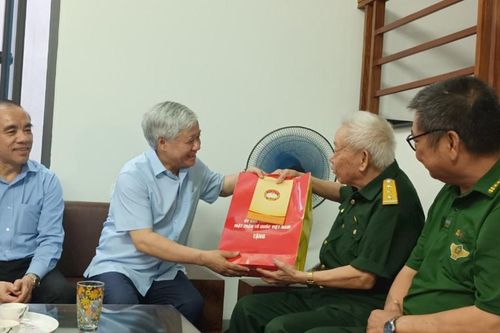 Trao tặng 200 căn nhà Đại đoàn kết cho hộ nghèo tỉnh Tuyên Quang