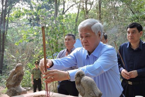 Chủ tịch Đỗ Văn Chiến dâng hương tại Khu di tích lịch sử Tân Trào