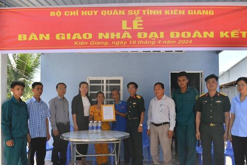 Kiên Giang: Bàn giao nhà Đại đoàn kết cho người phụ nữ có hoàn cảnh khó khăn