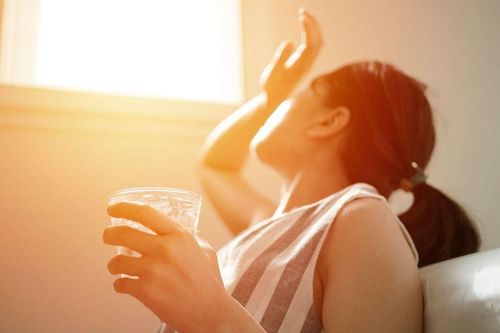 Cách uống nước hại sức khỏe ngày nắng ai cũng mắc