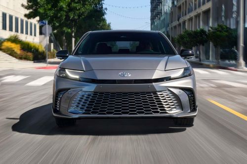 Toyota Camry 2025 - động cơ hybrid là tiêu chuẩn, giá từ 28.400 USD
