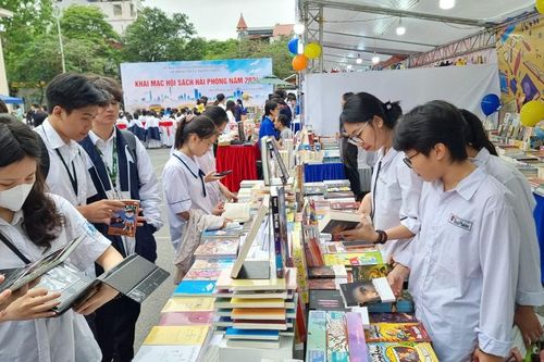 Hội sách Hải Phòng có nhiều chương trình đặc sắc, thu hút đông bạn đọc