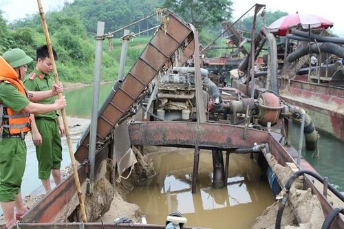 Công an Nghệ An tạm giữ nhiều tàu khai thác cát trên sông Lam