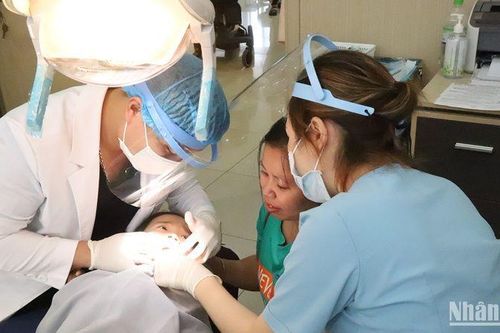 Khám, chữa bệnh và tư vấn chăm sóc răng miệng miễn phí cho trẻ bại não
