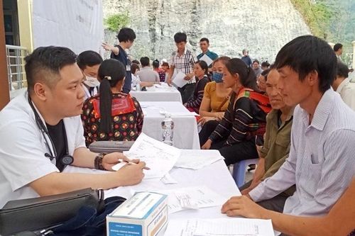 Khám bệnh, cấp thuốc miễn phí cho 1.000 người dân Điện Biên
