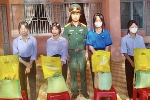 Đoàn Kinh tế-Quốc phòng 788 (Quân khu 7) trao học bổng tặng học sinh nghèo