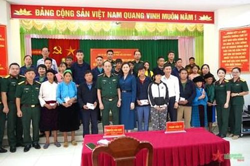 Trao tặng kinh phí xây dựng 'Nhà đồng đội', tặng quà hộ nghèo tỉnh Hà Giang