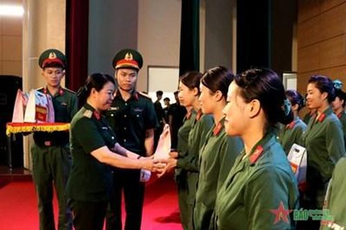 Ban Phụ nữ Quân đội thăm, tặng quà nữ chiến sĩ mới tham gia huấn luyện tại Trung đoàn 692