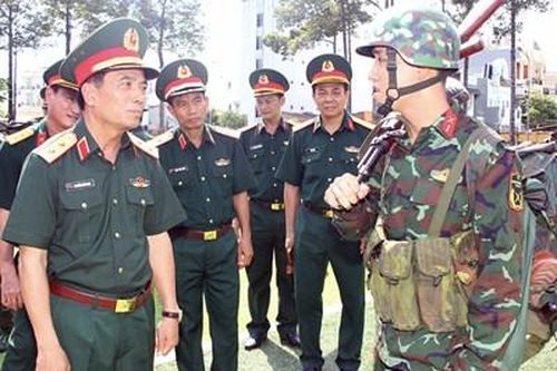 Trung tướng Nguyễn Doãn Anh kiểm tra sẵn sàng chiến đấu tại Trung đoàn Gia Định