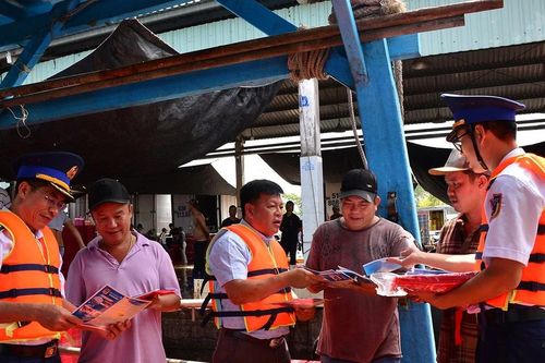 Vùng Cảnh sát biển 4 phối hợp tỉnh Kiên Giang tuyên truyền chống khai thác IUU