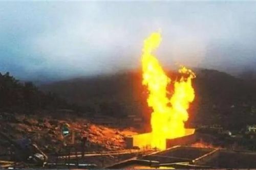 Bất ngờ giếng 'thổi' ra lửa, tiếp tục xì khí lạ sau lấp