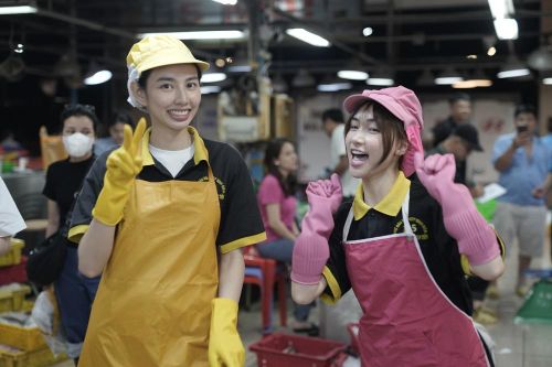 Hòa Minzy làm cửu vạn, khóc nức nở vì bị chậm tiền
