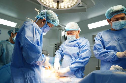 Hai giờ chạy đua tử thần cứu mẹ con sản phụ