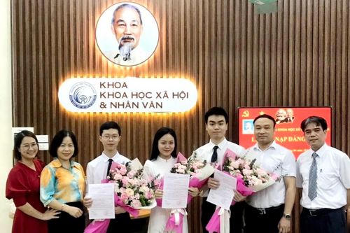 Trường ĐH Thủ đô Hà Nội kết nạp Đảng cho sinh viên ưu tú