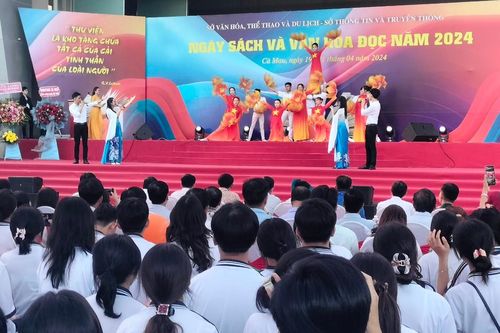Sự kiện Ngày sách và văn hóa đọc tại Cà Mau thu hút đông người yêu sách