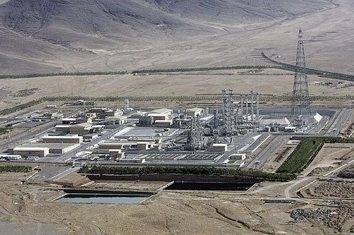 Iran kích hoạt hệ thống phòng không sau tiếng nổ lớn, đình chỉ các chuyến bay qua nhiều khu vực