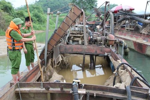 Tạm giữ 09 thuyền vỏ sắt khai thác cát, sỏi trái phép trên sông Lam
