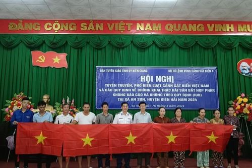 Vùng Cảnh Sát biển 4 phổ biến các quy định mới về khai thác hải sản