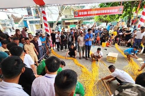 Xem ngư dân tay thoăn thoắt đan lưới ở Hội Đền Yên Lương