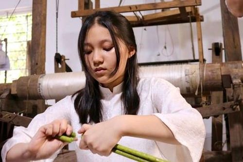 Về làng ven đô Hà Nội tận thấy quy trình dệt tơ thủ công